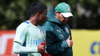 Endrick bateu um papo particular com Abel Ferreira no treino do Palmeiras (Foto: Cesar Greco/Palmeiras)