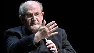 Salman Rushdie foi atacado durante palestra no oeste do estado de Nova York
