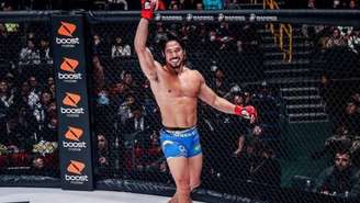 Goiti Yamauchi nocauteia Neiman Gracie no segundo round da luta principal do Bellator 284.