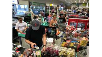 Consumidores aguardam em fila de supermercado no Rio de Janeiro, Brasil 14/03/2020