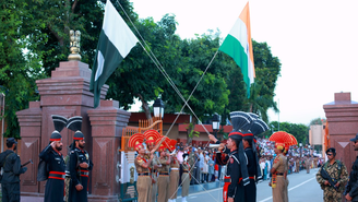 Todas as noites desde 1959, tropas indianas e paquistanesas baixam juntas suas bandeiras na fronteira de Wagah