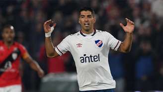 Suárez em ação pelo Nacional contra o Atlético-GO pela Copa Sul-Americana (Foto: AFP)