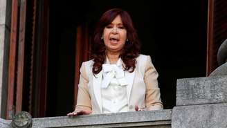 A vice-presidente argentina Cristina Kirchner cumprimentou apoiadores reunidos do lado de fora do Congresso Nacional nesta terça-feira (23/8)