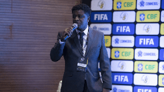 Imagem mostra Marcelo Carvalho, diretor do Observatório da Discriminação Racial no Futebol, durante evento na sede da CBF.