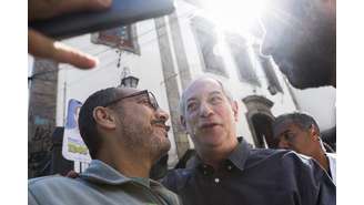 O candidato à Presidência pelo PDT, Ciro Gomes, posa para foto com um apoiador, durante um evento de campanha no Rio