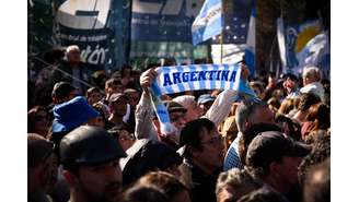 Multidão protesta na Argentina contra ataque a Cristina Kirchner