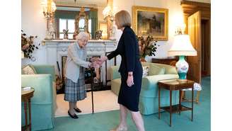Liz Truss encontra a Rainha Elizabeth II