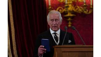 Charles III é proclamado rei do Reino Unido, após a morte de sua mãe, a rainha Elizabeth II