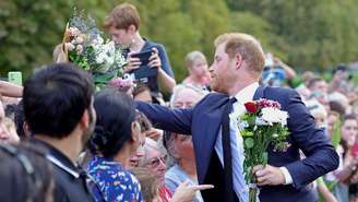 O príncipe Harry recebeu flores da multidão