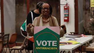 Imagem mostra Sueli Carneiro com o cartaz "Vote Antirracista", do Quilombo nos Parlamentos.