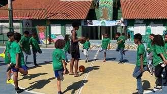 Imagem de crianças durante uma aula no pátio do Projeto Recriando Raízes.