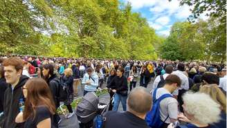 Pessoas na fila em Southwark Park