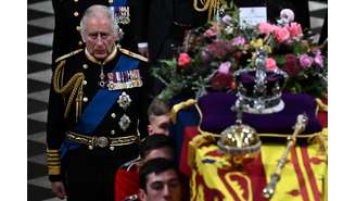 Rei Charles III ao lado do caixão da mãe, rainha Elizabeth II 
