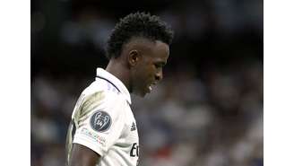 Torcedores foram provisoriamente suspensos do quadro de sócios do clube por proferirem palavras de cunho racista ao brasileiro