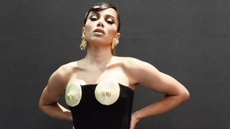 Anitta com sutiã de cone em corset  