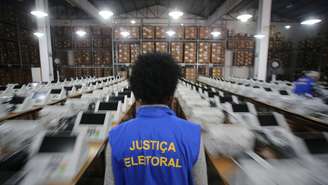 Só às 17h do dia da eleição, quando a votação se encerra, que cada urna contará eletronicamente os votos digitados ao longo do dia