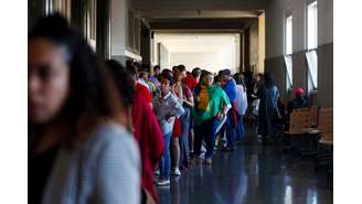 Brasileiros aguardam para votar em Lisboa, Portugal