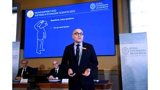 Membros da Academia Real das Ciências da Suécia apresentam o Prêmio Nobel de Ciências Econômicas de 2022