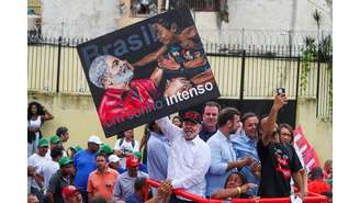 Candidato à Presidência, Lula (PT) participa de comício no Complexo Alemão, RJ