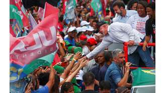 Candidato à Presidência, Lula (PT) participa de comício no Complexo Alemão, RJ