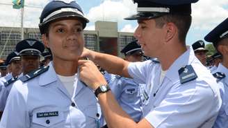 Militar arruma uniforme de colega