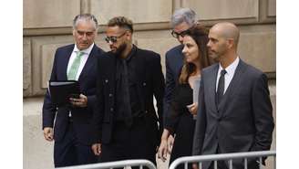 Neymar chega ao tribunal para ser julgado por acusações de fraude e corrupção sobre a transferência para o FC Barcelona do Santos em 2013