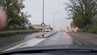 Trem colide com um ônibus em um cruzamento ferroviário em Bergen op Zoom, Holanda, 17 de outubro de 2022