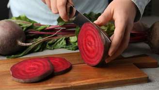 Guia da Cozinha - Como cozinhar beterraba e manter a cor? Aprenda 4 jeitos práticos