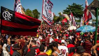 Torcedores do Flamengo fora para a rua apoiar o time no embarque paraGuayaquil (Foto: Armando Paiva/LancePress!)