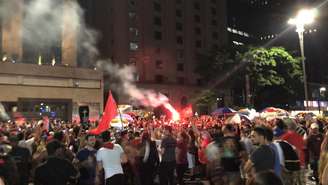 Apoiadores de Lula comemoram virada e fazem festa na Avenida Paulista, em São Paulo.