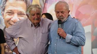 José "Pepe" Mujica, ex-presidente do Uruguai (à esquerda) e Luiz Inácio Lula da Silva (à direita), presidente eleito do Brasil