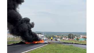 Manifestantes queimam pneus enquanto bloqueiam estradas federais durante um protesto no dia seguinte ao segundo turno da eleição presidencial brasileira, em Várzea Grande, no Estado de Mato Grosso - 31 de outubro de 2022