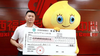 O homem, de sobrenome Li (à direita), usa uma fantasia de desenho animado para receber seu prêmio de loteria