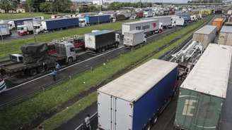 Fila de caminhões em protesto