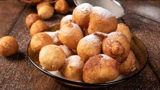 Guia da Cozinha - Bolinho de chuva tradicional que fica pronto em poucos minutos