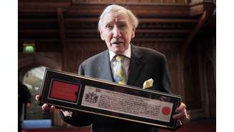 Leslie Phillips conta com mais de 150 filmes em seu currículo, ao longo de oito décadas de carreira