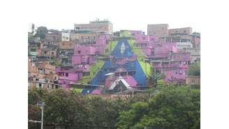 Jogo de cores formam uma vista privilegiada para quem passa na avenida