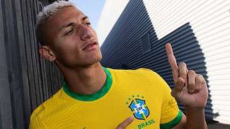Richarlison é um dos garotos-propaganda da nova camisa da seleção.