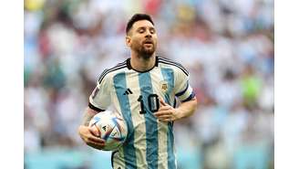 Argentino Lionel Messi em ação durante estreia da Artgentina no Catar