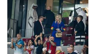 Helle Thorning-Schmidt, ex-primeira-ministra da Dinamarca, chega para jogo da seleção de seu país em uma roupa com símbolo do arco-íris, que é proibido no Catar