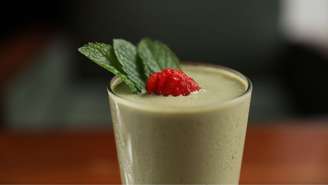 Guia da Cozinha - Smoothie de matcha, menos amargo e mais benéfico que chá verde