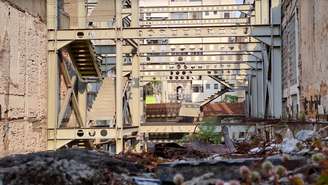 Terreno do futuro memorial está repleto de restos de construção; torre da capela é visível ao fundo