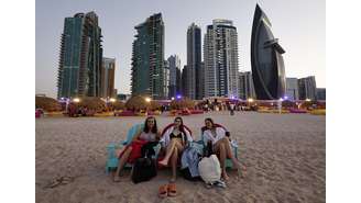 Público curte beach club em Doha