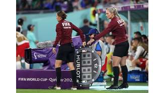 Árbitra Stephanie Frappart e a assistente Neuza Back durante partida entre México e Polônia