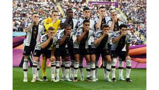 Jogadores da Alemanha cobrem a boca em foto de grupo em protesto à Fifa