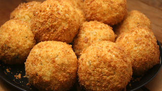 Bolinho de arroz vegano empanado com cerveja