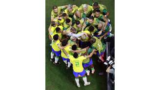 Jogadores do Brasil fazem a festa em Lusail: vitória sobre a Sérvia por 2 a 0 na estreia de ambas as seleções no Mundial