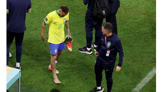 Neymar deixa jogo com tornozelo inchado 