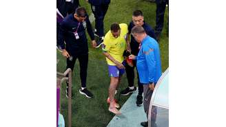 Neymar com pé machucado após estreia no Catar