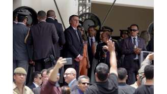 Bolsonaro participa de cerimônia militar